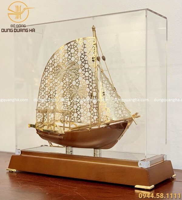 Thuyền buồm lưu niệm mạ vàng kích thước 29cm x 31cm x 11cm