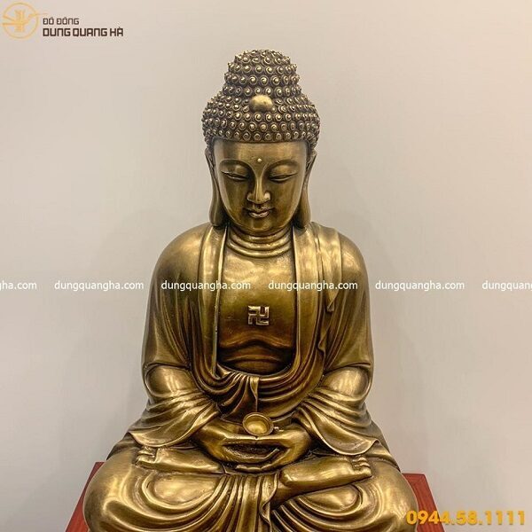 Tượng Phật A Di Đà bằng đồng vàng đặt trên đế gỗ khắc chữ Vạn