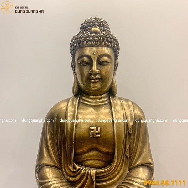 Tượng Phật A Di Đà bằng đồng vàng đặt trên đế gỗ khắc chữ Vạn