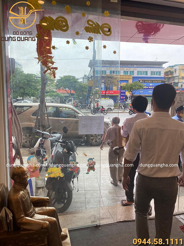 Cựu Thứ trưởng Bộ Tài nguyên và Môi trường mua đồ thờ tại Đồ đồng Dung Quang Hà