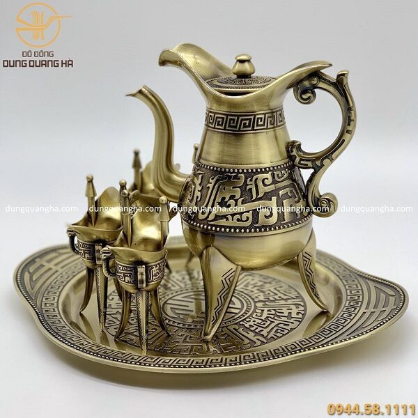 Bộ ấm chén uống trà thiết kế Trung cổ bằng đồng vàng mộc