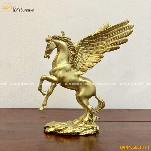 Tượng ngựa có cánh cỡ nhỏ bằng đồng vàng mộc