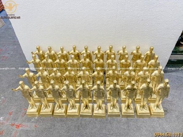 40 pho tượng Bác Hồ vẫy tay chào cỡ nhỏ bằng đồng vàng mộc