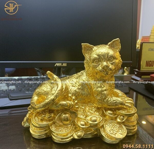 Tượng mèo nằm trên tiền cao 14 cm, ngang 20 cm đồng vàng thếp vàng