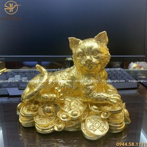 Tượng mèo nằm trên tiền cao 14 cm, ngang 20 cm đồng vàng thếp vàng