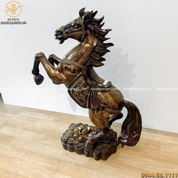 Tượng ngựa hí bằng đồng vàng sơn màu tinh xảo cao 1m