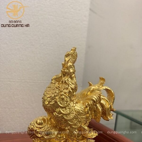 Tượng gà trống bằng đồng thếp vàng được bày bán trên các hệ thống Showroom của Dung Quang Hà