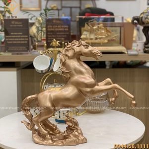 Tượng ngựa phong thủy bằng đồng đỏ cao 44cm độc đáo