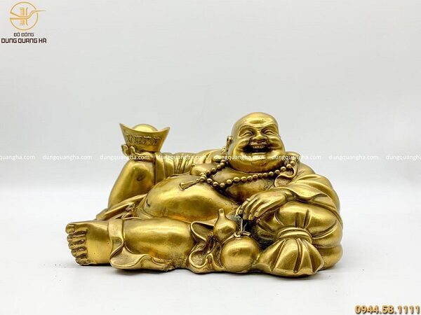 Tượng Phật Di Lặc bằng đồng vàng 26x12cm rất thích hợp để bàn làm việc, hay trên kệ trang trí, trên ô tô để mang bình an, tài lộc