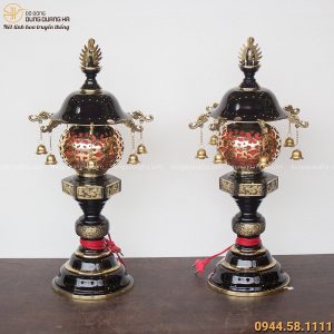Đôi đèn thờ bằng đồng vàng treo chuông độc đáo cao 62cm