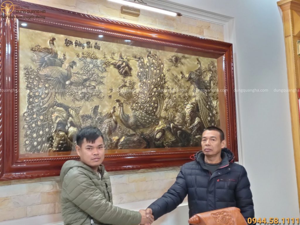 Nhân viên Dung Quang Hà bàn giao và lắp đặt thành công bộ 3 bức tranh đồng cho khách