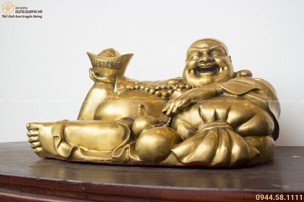 Tượng Phật Di Lặc nằm tựa bị cầm vàng bằng đồng vàng 28x60cm