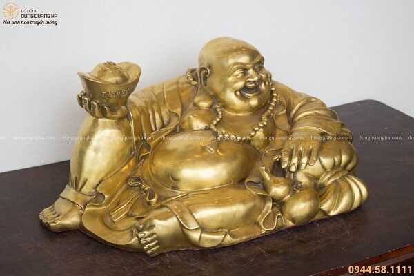 Tượng Phật Di Lặc nằm tựa bị cầm vàng bằng đồng vàng 28x60cm