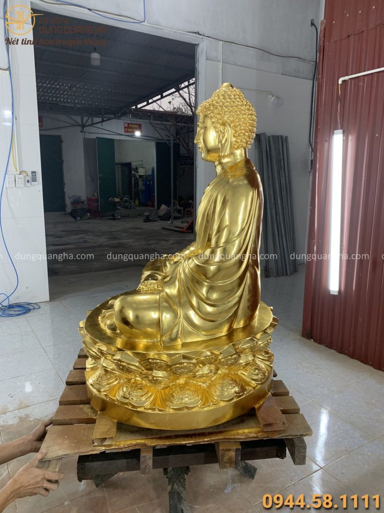 Tượng Phật A Di Đà bằng đồng được bàn giao cho khách tại Quảng Bình