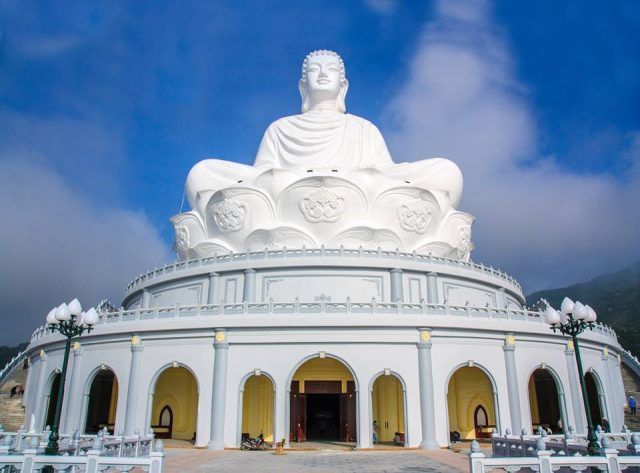 Nằm giữa làng quê yên bình, tượng Phật lớn được chế tác bởi những nghệ nhân tài năng bậc nhất của địa phương. Với kích thước và vẻ đẹp độc đáo, nó đang trở thành một điểm thu hút khách du lịch trên khắp nơi.