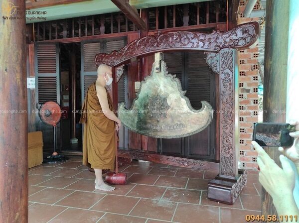 Đúc Khánh đồng giá gỗ lim cho chùa Chánh Đẳng Giác - Tây Ninh