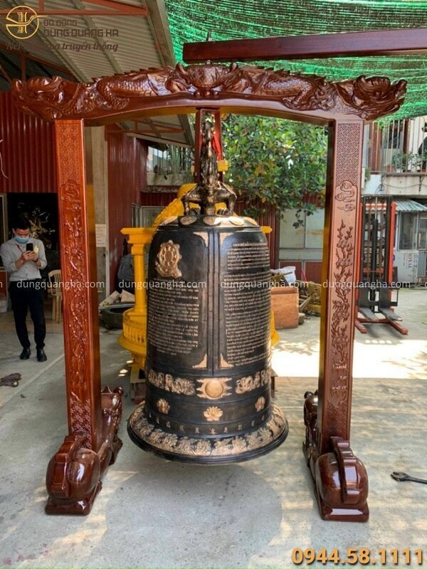 Đúc quả chuông đồng 800kg giá gỗ lim cho chùa Từ Tâm, Phú Yên