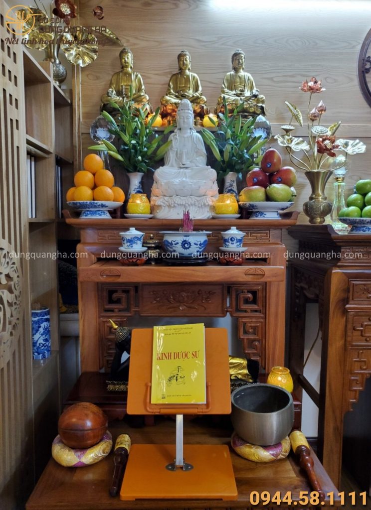 Bàn thờ Phật tại gia với bộ tượng Tam Thế Phật