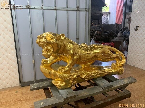 Tượng Hổ bằng đồng thếp vàng 9999 chiều ngang 95cm nặng 100kg