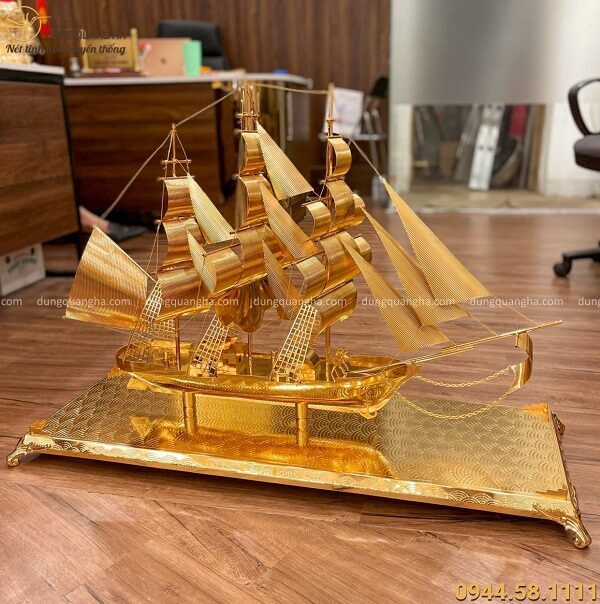 Thuyền buồm lưu niệm đế đồng mạ vàng kích thước 90cm x 68cm