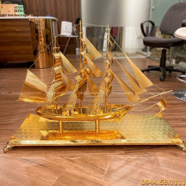 Thuyền buồm lưu niệm đế đồng mạ vàng kích thước 90cm x 68cm