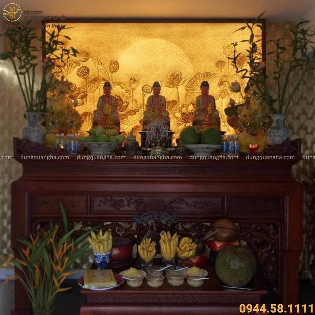 Bạn có đang băn khoăn nên treo ảnh Phật lên bàn thờ gia tiên hay không? Hãy cùng xem những gợi ý trong bức ảnh này để tìm ra câu trả lời cho mình. Đôi khi, một bức ảnh thờ Phật trong không gian gia đình cũng đủ để mang lại sự tự tại và tâm an cho mỗi thành viên trong nhà.