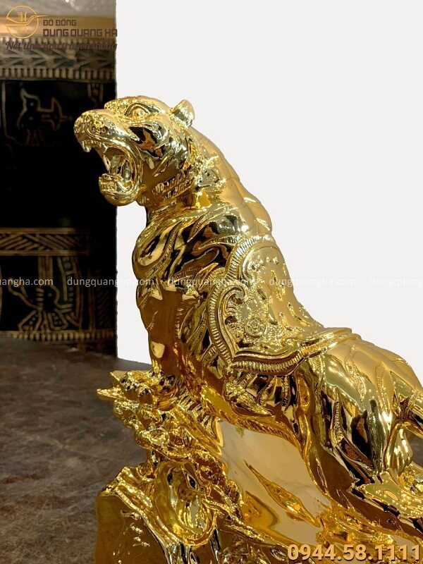 Tượng hổ phong thủy bằng đồng đứng bệ đá mạ vàng tinh xảo
