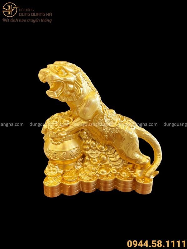 Tượng Hổ phong thủy ôm hũ tiền đồng vàng thếp vàng 20x20 cm