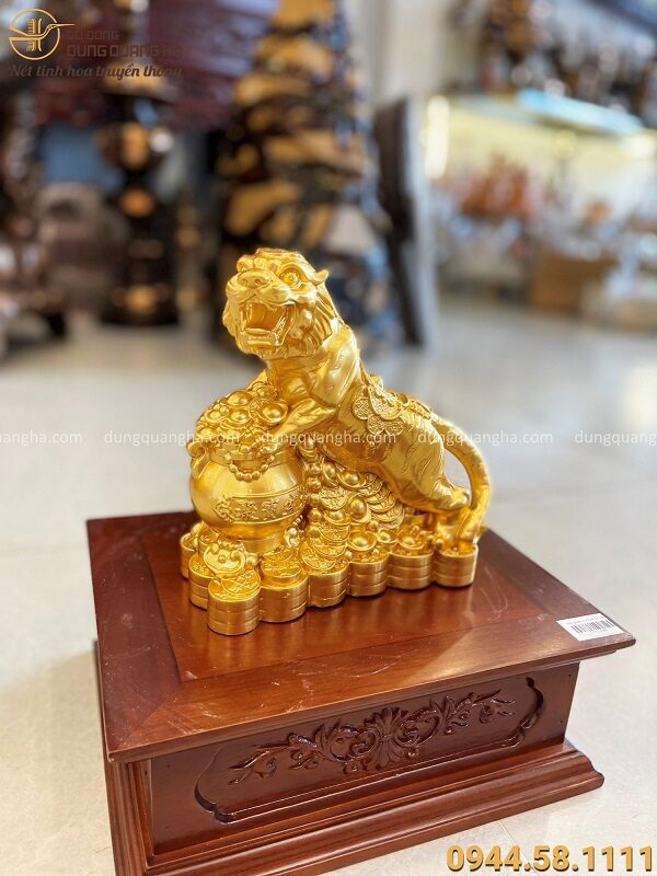 Tượng Hổ phong thủy ôm hũ tiền đồng vàng thếp vàng 20x20 cm