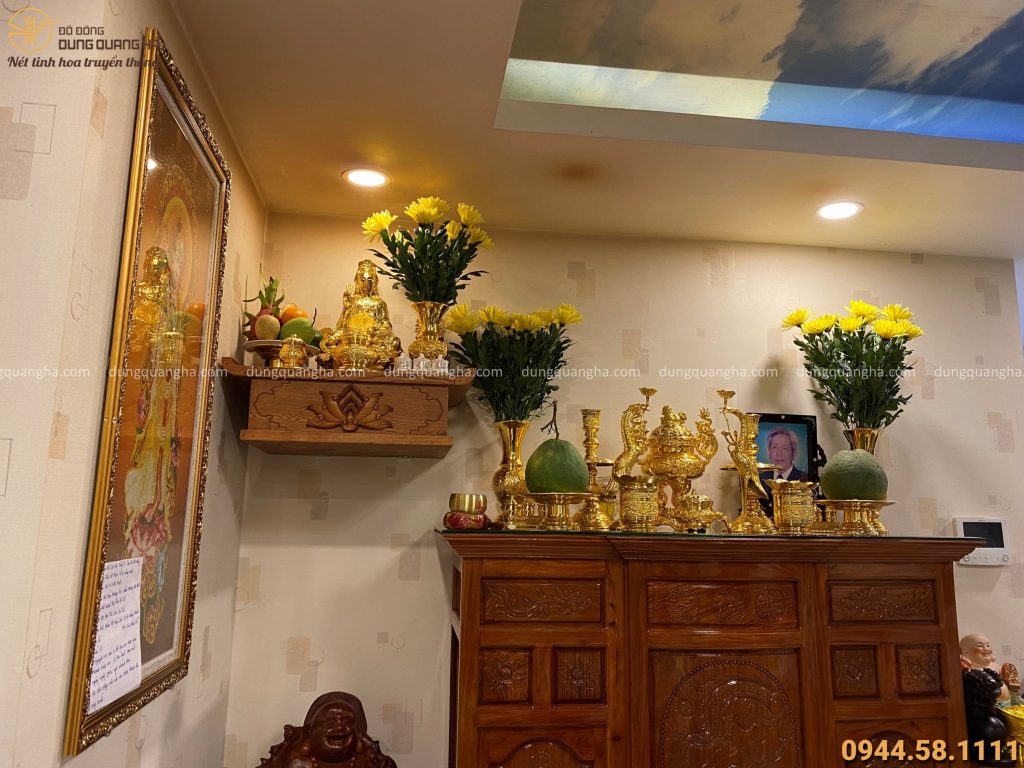 Bình hoa đặt bên nào trên bàn thờ gia tiên mới chuẩn? 