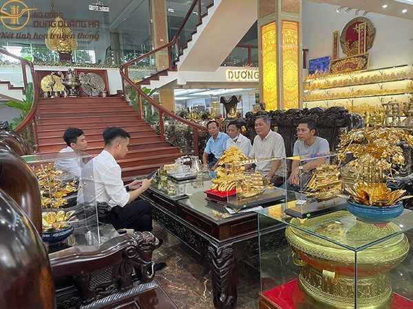Khách về thăm quan xưởng và showroom Nam Định