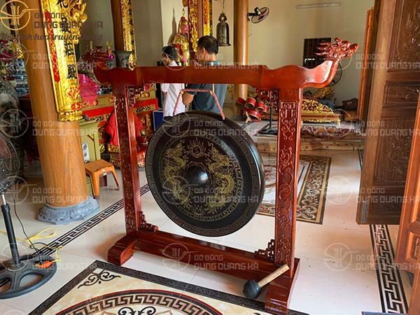 Lắp đặt chiêng đồng đường kính 90cm tại đền làng