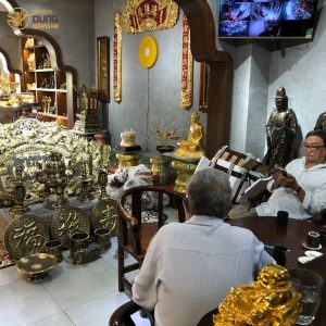 Khách Sài Gòn đến cửa hàng Đồ đồng Dung Quang Hà sắm bộ đồ thờ đầy đủ