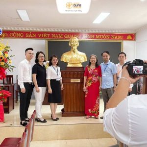 Lắp đặt Bác Hồ bán thân kích thước 80cm mạ vàng 24K cho khách Nghệ An tặng thầy cô ngày 20/11