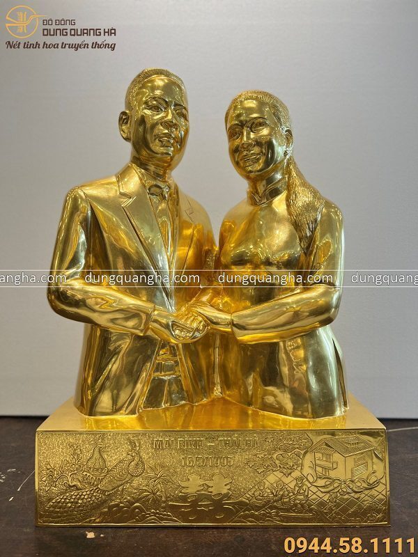Tượng chân dung đôi vợ chồng bằng đồng đỏ thếp vàng kích thước 70x48x27cm