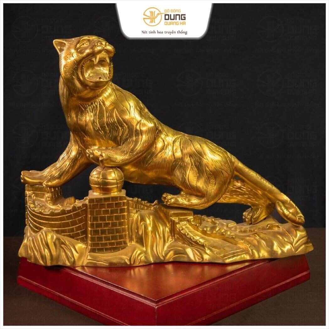 Tượng con hổ trườn mình bằng đồng vàng catut kích thước 42*32cm