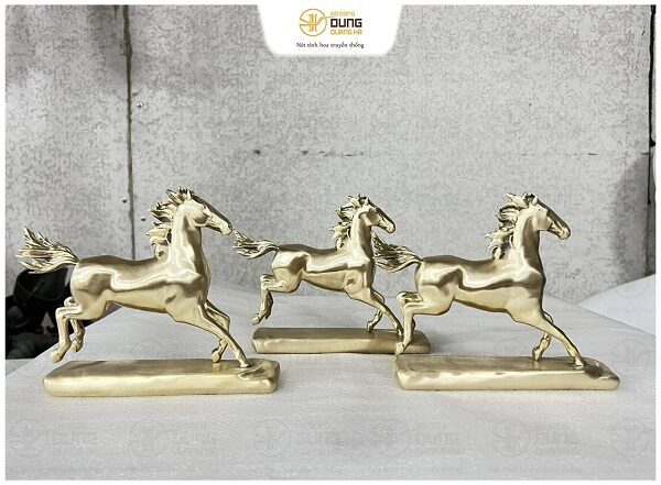 Tượng ngựa đồng vàng chế tác theo yêu cầu cao 20cm để bàn