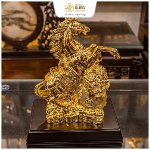 Tượng ngựa phong thủy bên túi tiền bằng đồng vàng nặng 2,3kg thếp vàng