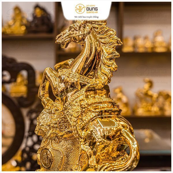 Tượng ngựa phong thủy bên túi tiền bằng đồng vàng nặng 2,3kg thếp vàng