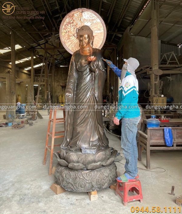 Tượng Phật Thích Ca niêm hoa vi tiếu đồng đỏ hun màu cổ cao 2m