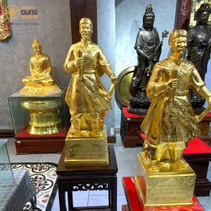 Khách tới lựa chọn tượng Trần Hưng Đạo 70cm, 90cm dát vàng tại cơ sở Sài Gòn