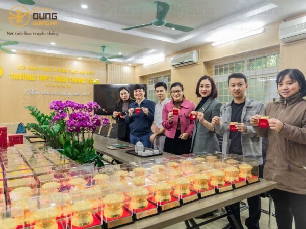 Bàn giao 35 quả trống đồng giả cổ và 35 quả trống đồng mạ vàng cho trường THPT Trần Thánh Tông - Hà Nội nhân dịp kỷ niệm 10 năm thành lập trường. 
