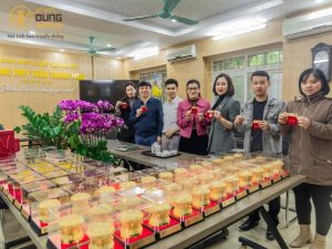 Bàn giao 35 quả trống đồng giả cổ và 35 quả trống đồng mạ vàng cho trường THPT Trần Thánh Tông - Hà Nội nhân dịp kỷ niệm 10 năm thành lập trường.