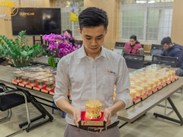 Bàn giao 35 quả trống đồng giả cổ và 35 quả trống đồng mạ vàng cho trường THPT Trần Thánh Tông - Hà Nội nhân dịp kỷ niệm 10 năm thành lập trường. 
