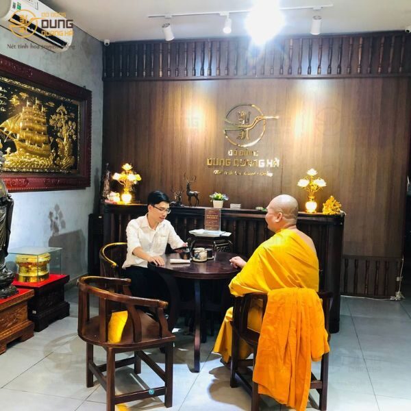 Sư thầy tại Quan  Âm Tu Viện - Biên Hoà, Đồng Nai đến cửa hàng thỉnh tượng Phật Quan  Âm. 
