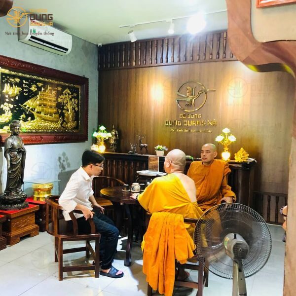 Sư thầy tại Quan Âm Tu Viện - Biên Hoà, Đồng Nai đến cửa hàng thỉnh tượng Phật Quan Âm.