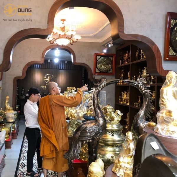  Sư thầy tại Quan  Âm Tu Viện - Biên Hoà, Đồng Nai đến cửa hàng thỉnh tượng Phật Quan  Âm. 
