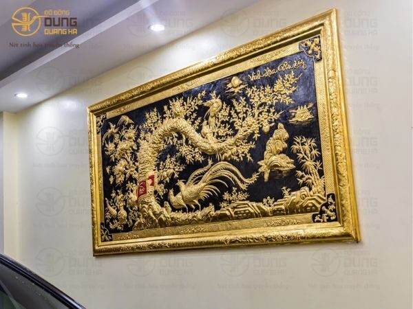 Đồ đồng Dung Quang Hà giao và lắp đặt tranh Vinh Hoa Phú Quý dát vàng cho khách. 
