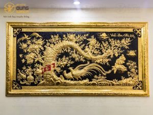 Đồ đồng Dung Quang Hà giao và lắp đặt tranh Vinh Hoa Phú Quý dát vàng cho khách.