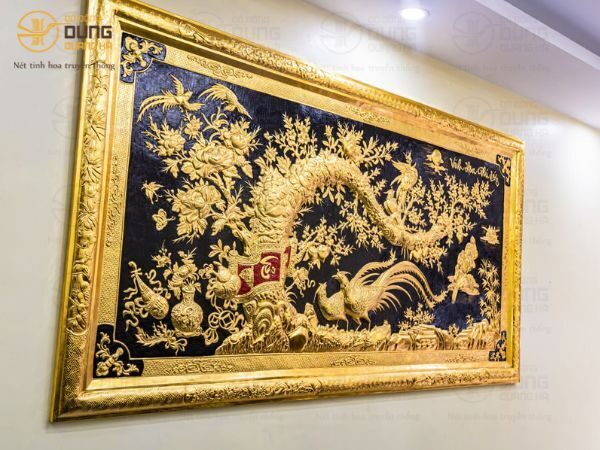 Đồ đồng Dung Quang Hà giao và lắp đặt tranh Vinh Hoa Phú Quý dát vàng cho khách. 
